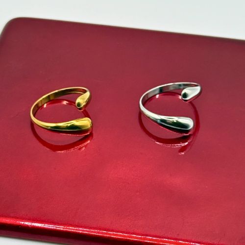 Liquid Curve Ring